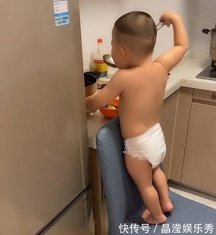 宝宝|10岁男孩半夜偷做宵夜,妈妈掐着时间来“混饭”,堪称吃货母子