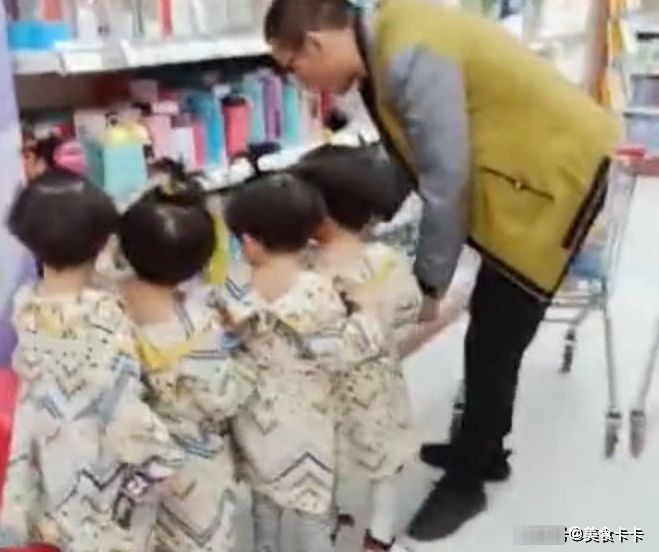 小家伙|四胞胎和爸爸一起逛超市,四个小家伙依次排开跟在爸爸的后面