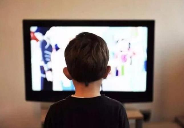 镜头|电视出现“AA”镜头时,家长还在捂孩子眼睛?这3方法会更管用