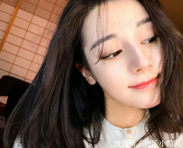 嘴角|宝宝脸上这几个部位有“痣”,父母先别着急点掉,越长大越美