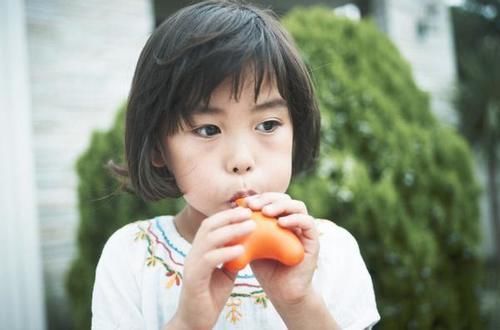 生长发育|6岁双胞胎“积食”发育慢,提醒各位家长:3种食物少给孩子吃