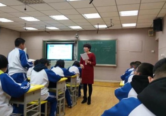 取名|“毒”姓爸爸给娃取名,现在老师不敢叫,让同学见笑:倒着念试试