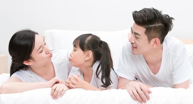 镜头|爸爸“左拥右抱”两个女儿入睡,镜头转到儿子时,妈妈瞬间急了