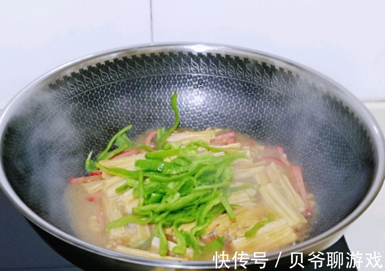 腐竹的家常做法，青椒炒腐竹，5分钟做好一道菜