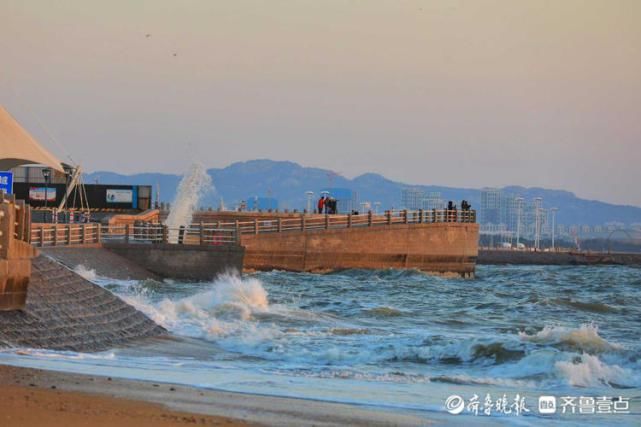 万丈光芒染海风！日照灯塔公园阳光秀丽，涛声依旧