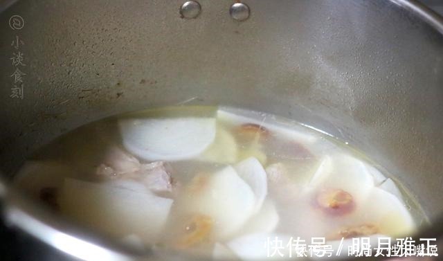 焯水|炖排骨时，有人焯水有人浸泡，方法错了，排骨肉质柴，不香也不鲜