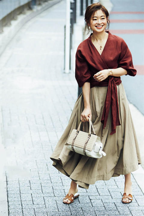 梨形身材的中年女人，尽量少穿长裤，学日本阿姨穿裙子，真优雅