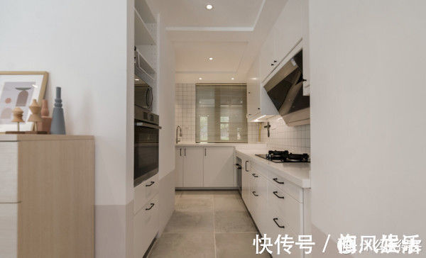 墙面|这对夫妻很有远见,买下120平复式小楼,客厅开阔还有双储物间