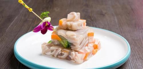 在家自制猪皮冻，牢记5个步骤，做出晶莹剔透，口感筋道爽滑！