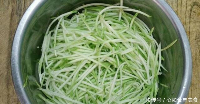 春天,此菜正当季,2块钱一斤,包饺子鲜嫩多汁,比韭菜荠菜馅香!