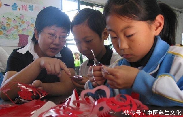 4岁女孩幼儿园给同学扎辫子，网友直呼“太可爱”，动手能力真强！