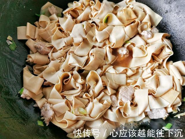 东北老厨师做的尖椒干豆腐，嫩滑鲜香，只因加了“它”