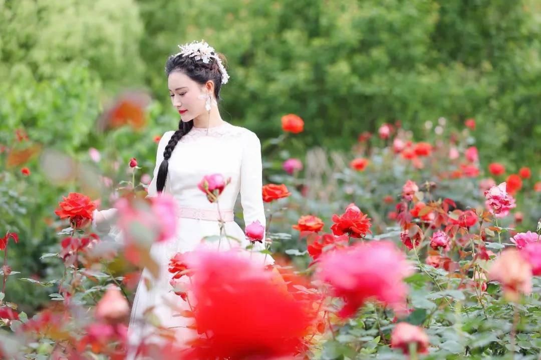 大師|土家族青年歌唱家鄧超予化身“音樂大師”央視開講《音樂公開課》