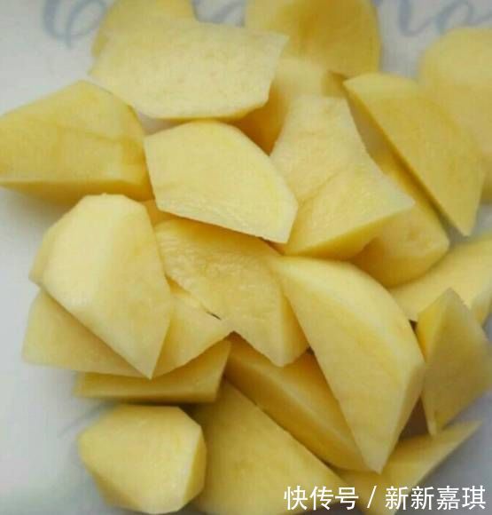 一根茄子、一个土豆、一根尖椒,就能做出不比肉菜差的地三鲜