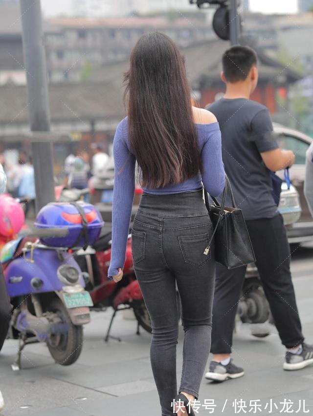 矮胖 牛仔黑色打底裤搭配蓝色上衣,显瘦显高,看起来穿起来也很胖