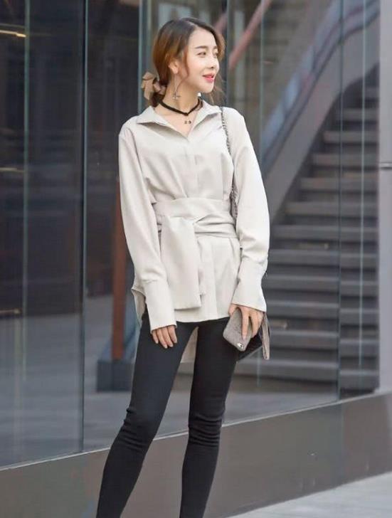 街拍:气质优雅的时尚辣妈,黑色的碎花长裙美丽大方