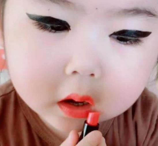 指甲油|学生党最喜欢的“垃圾”化妆品,9块9口红见怪不怪,第3个“贼伤脸”