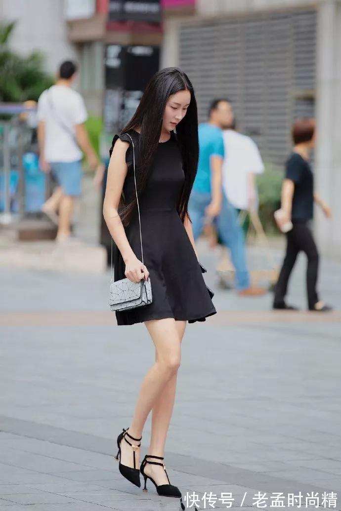 美女|街拍美女:小姐姐脚上一双尖头的高跟鞋,让她逛街的时候充满着优雅与自信