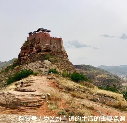 桃花源记|中国“最惊险”的古堡，掏空整座山体建于悬崖之上，最多时住着千人