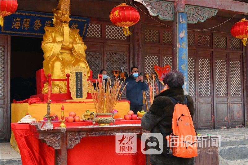 烟台海阳渔民正月十三祭海祈福 鞭炮阵阵热闹赛过春节