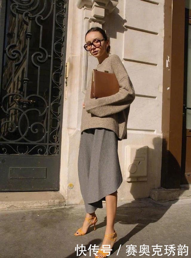 高级|毛衣下面不一定穿裤装,现在更加流行配“裙子”,高级不撞衫