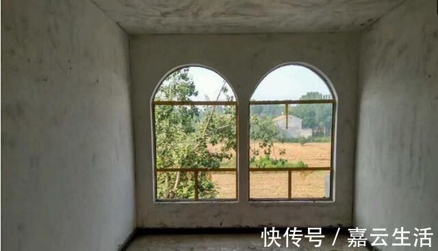 老家|回农村老家盖别墅，村里人人羡慕，可如今却成为了笑话