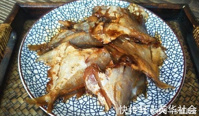 记着夏季多吃鱼，教你鲳鱼的美味做法，软香入味，鲜香不腥