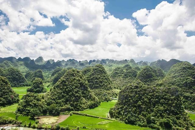 中国超壮阔的喀斯特峰林就藏在贵州，被誉为地球上最美的一道疤痕