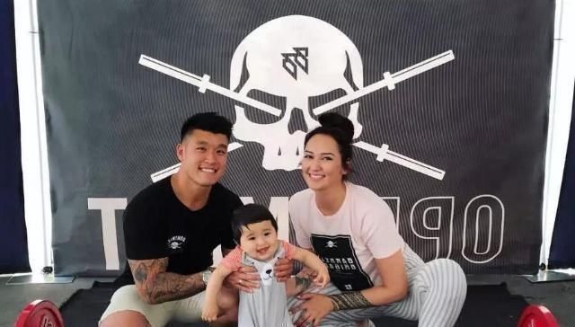 成年人|父母痴迷健身,孩子一岁腹肌线条明显,这怕是成年人都比不了吧