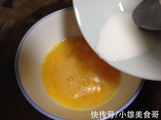 西红柿炒鸡蛋，很多人做错！五星酒店大厨：关键5步，蛋嫩、汁多