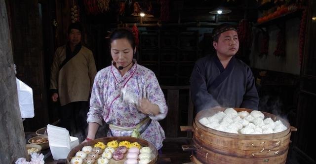武大郎|水浒传中武大郎卖的不是炊饼是馒头,孙二娘蒸的不是馒头是包子