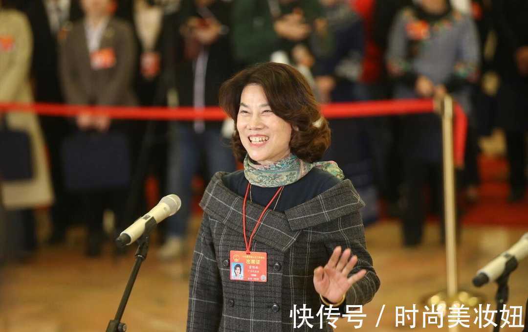 露肩|董明珠不愧是见过世面,穿露肩裙配高领打底,端庄又高级洋气