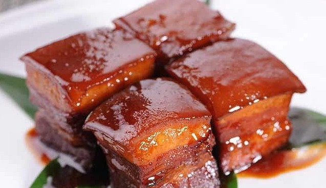 制作红烧肉,别再焯水了,用这种方法,红烧肉红润透亮,肥而不腻!