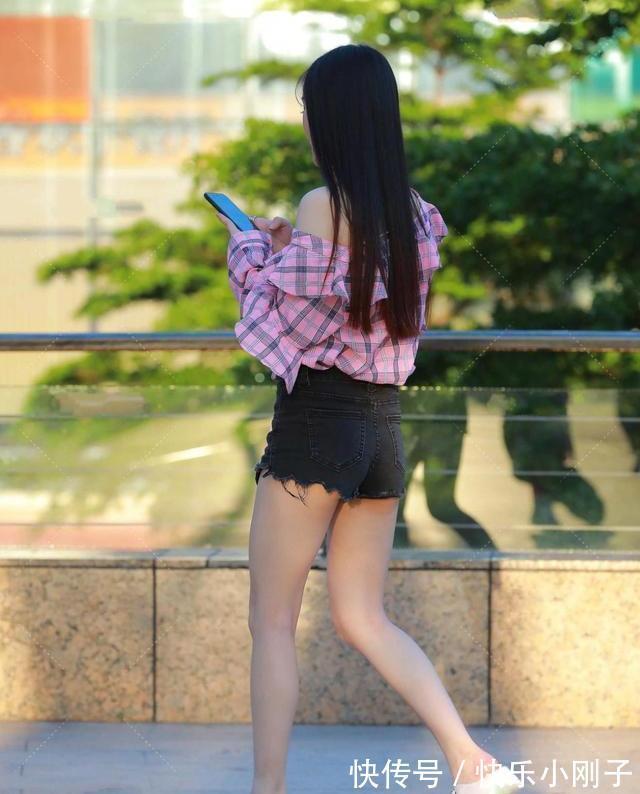 小白鞋 斜肩粉彩衬衫,减龄时尚,青春感十足,突显曲线美