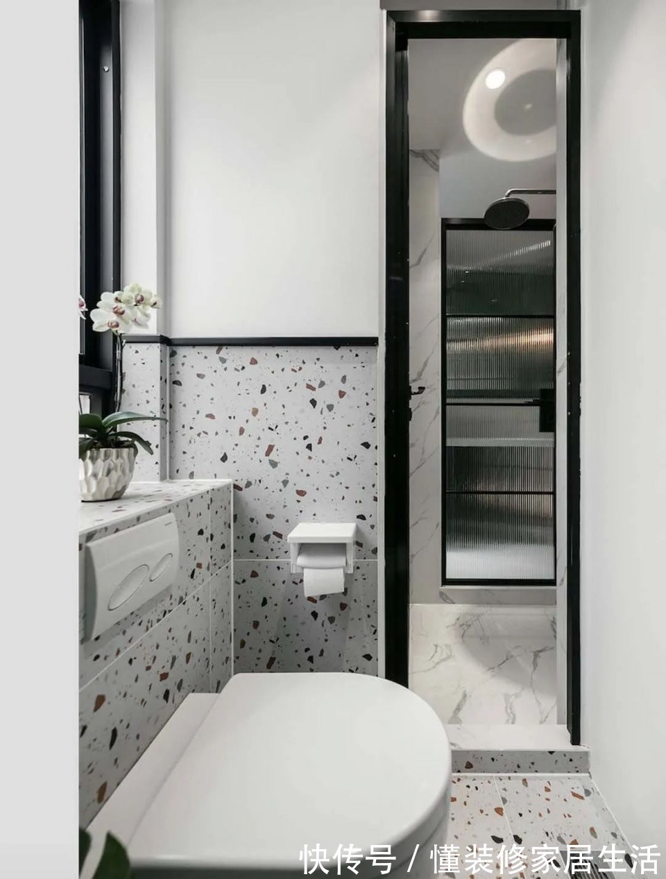 打理|很多人的卫生间都在铺这种“瓷砖”，无缝隙好打理，时尚又耐看