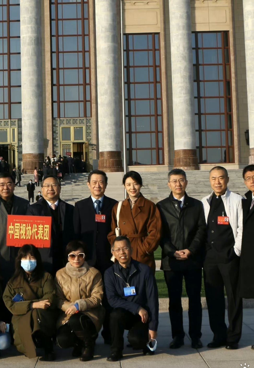 造型|姜还是老的辣!53岁周涛穿旧衣撞衫49岁孟晚舟,输年龄却赢穿搭