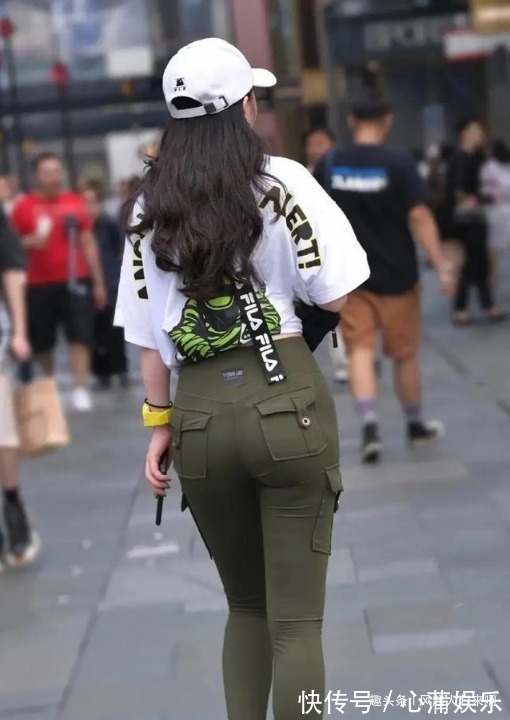 色呆板 打底裤展现女神动人风姿,展现独到美观的穿搭,突显潮流风格