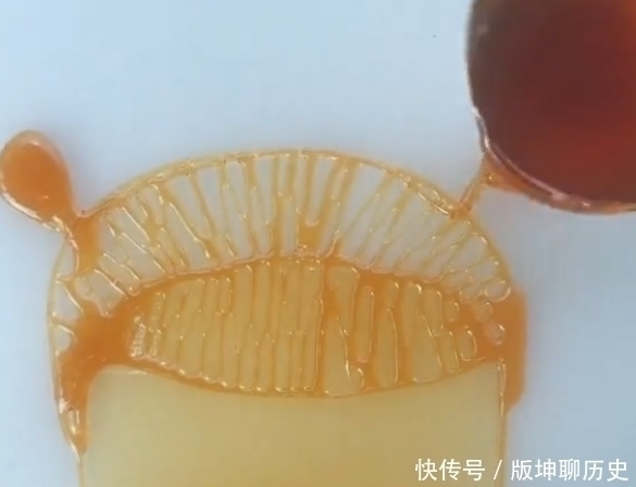 看头!手艺人麦芽糖胡乱“画哪吒”,本以为没看头,成品:舍不得下嘴!