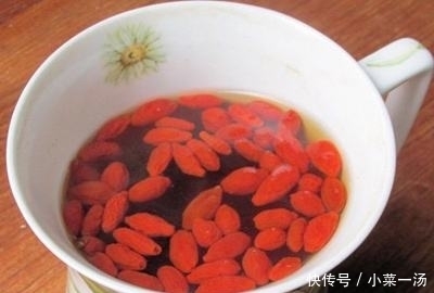 类人|枸杞子泡水喝好处多,但也有“副作用”,尤其4类人不宜饮用