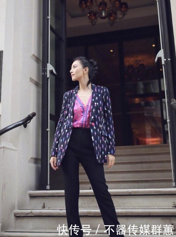 国民女神|白色斗篷西装别致优雅,搭配同系喇叭裤,展现复古式高级气场