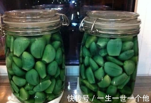 腌制|80旬奶奶腌腊八蒜有诀窍,简单3步一天就能腌出“翠绿”腊八蒜