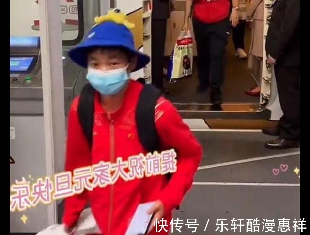 中国游泳队|全红婵安全回国,全程低头玩手机,已经向家人报平安,满载而归