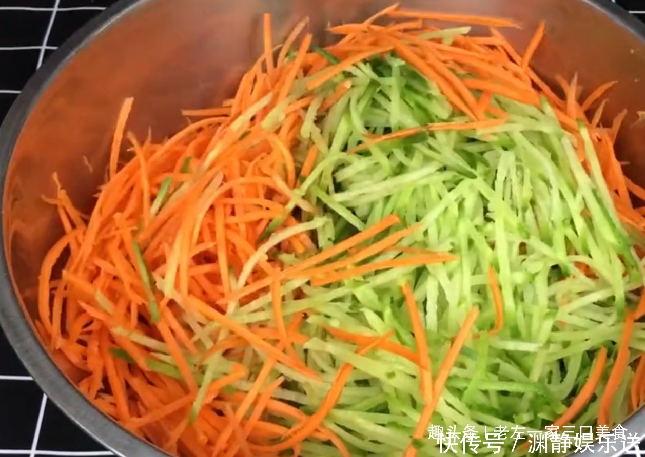 萝卜丸子最正宗的做法,一滴水都不加,学会这方法酥脆不油腻