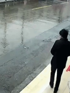 |搞笑GIF:我的手太小了,真的抓不紧,下次不来玩了!