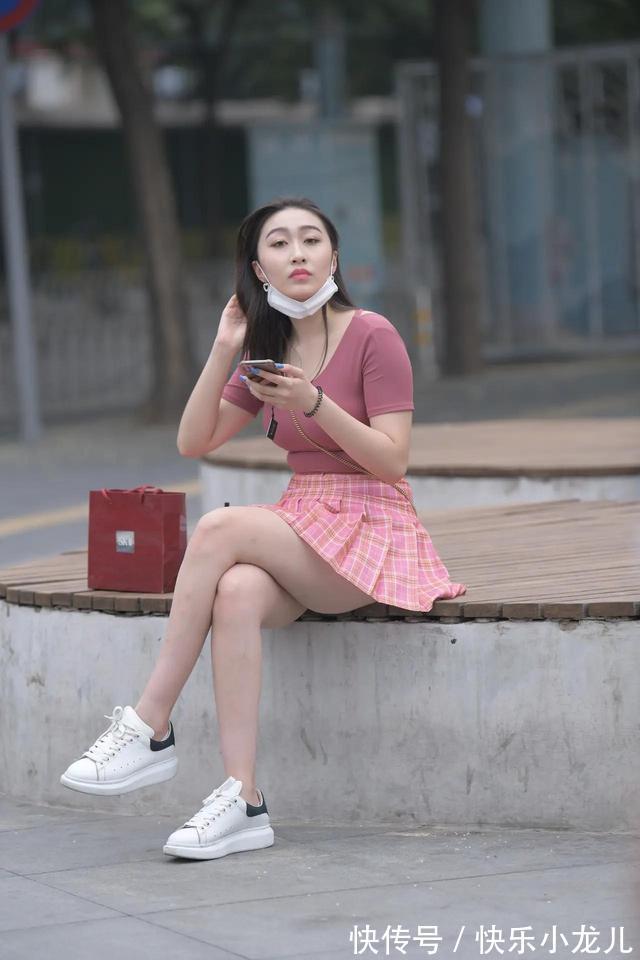 美女 美女一身粉色系穿衣风格，青春又甜美，是否能引起你无限的回忆？