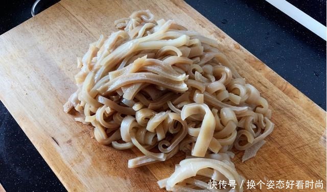 吃它堪比阿胶,却比阿胶便宜几十倍,补血养颜,可惜很多人都扔了