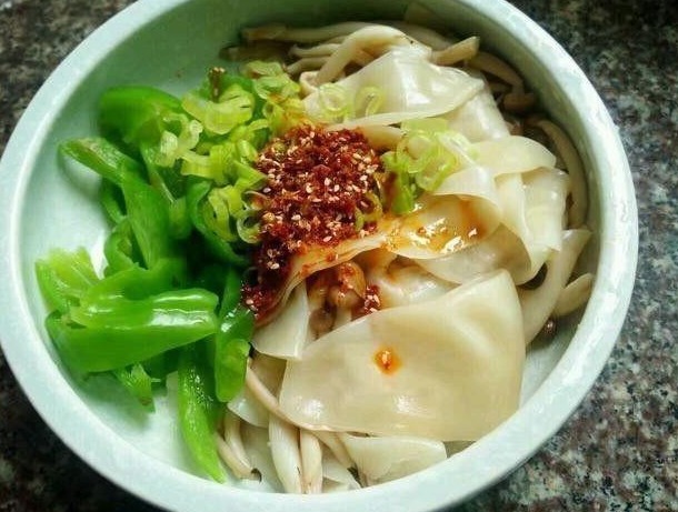 饺子皮做的这道美食,比饺子还好吃,再也不用担心剩饺子皮了