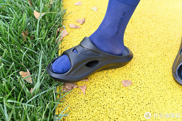 软弹|衣食住行 篇一:更贴脚的休闲拖鞋,舒缓疲劳走路更轻松,咕咚软弹运动拖鞋体验