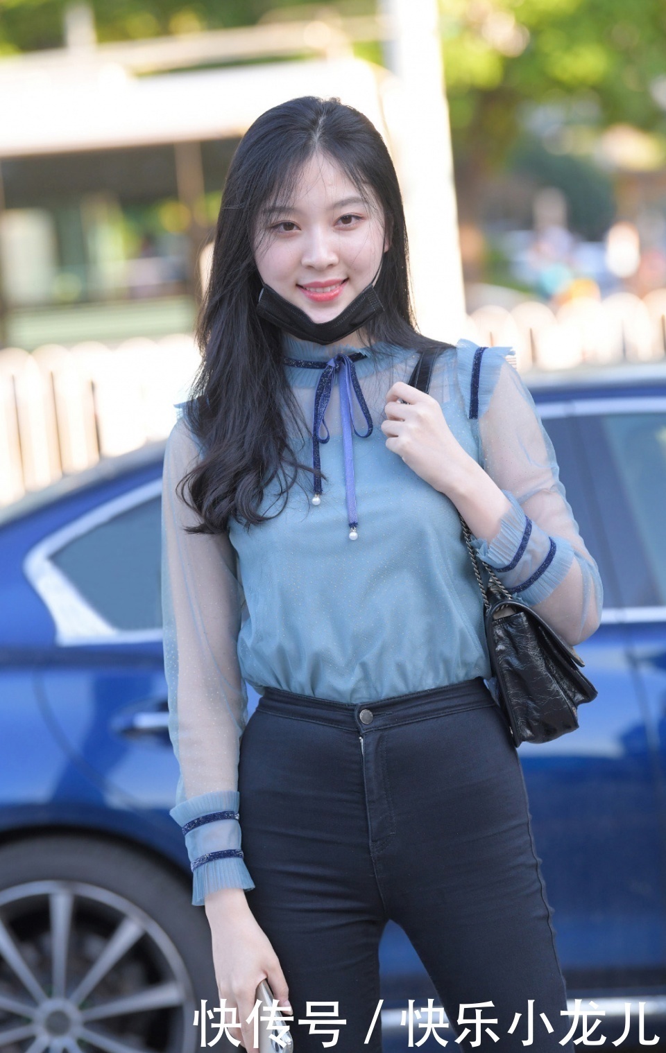 穿搭蓝色T恤搭配深色牛仔裤,时尚魅力无法阻挡