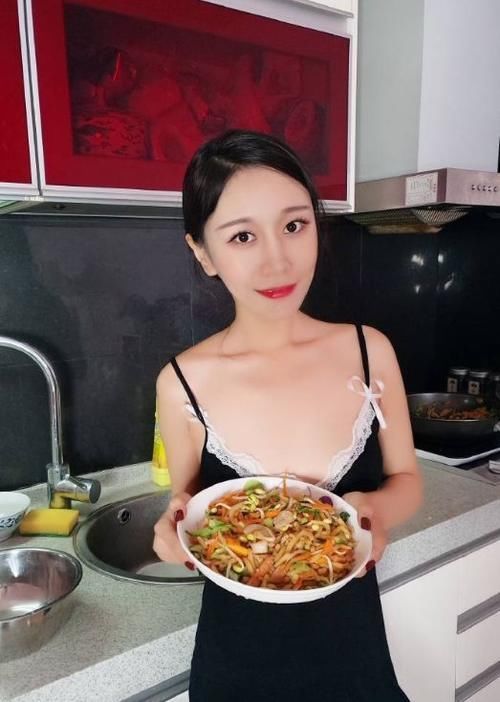 美厨娘 吊带裙美厨娘,尽显时尚动人的美,时尚气质满分!